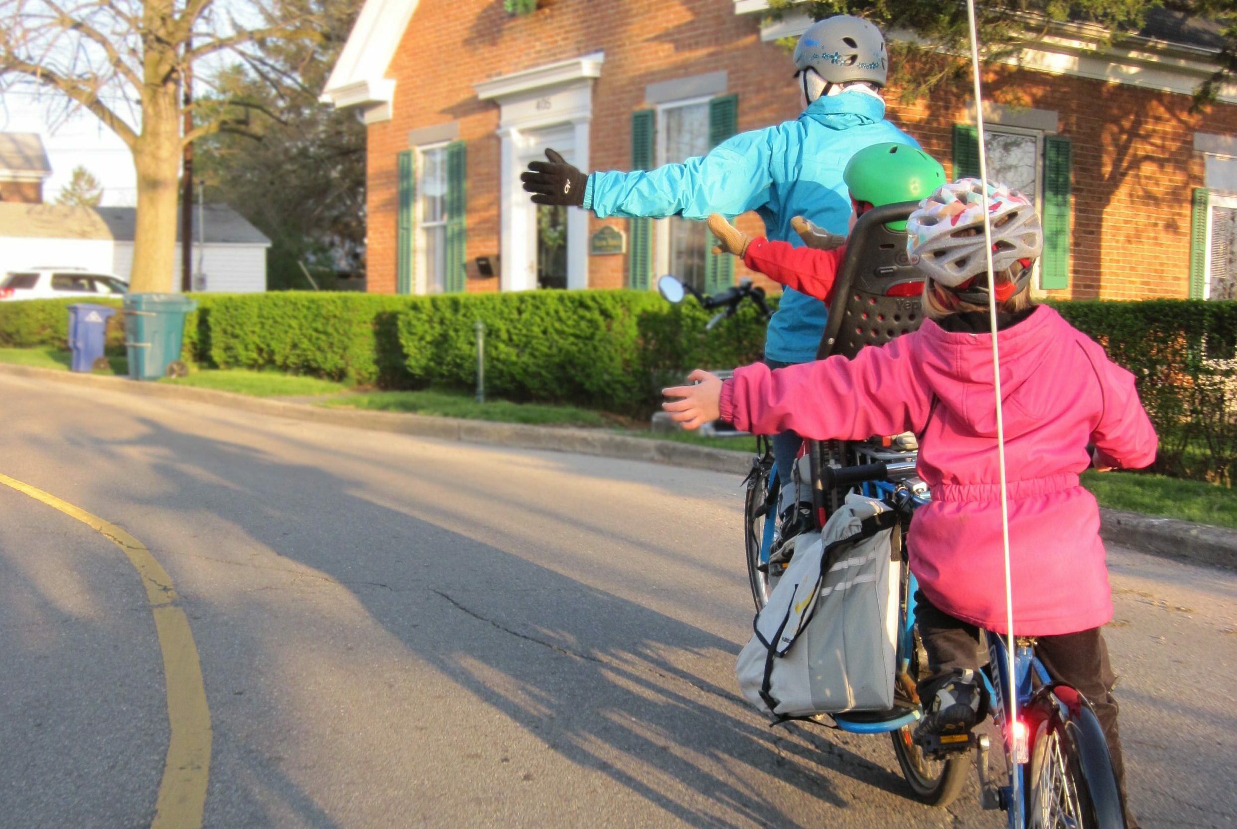enfant et parent à vélo
